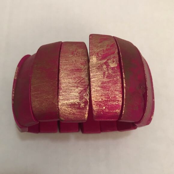 Pink with golden brush color wooden bracelet - Picture 4 of 4